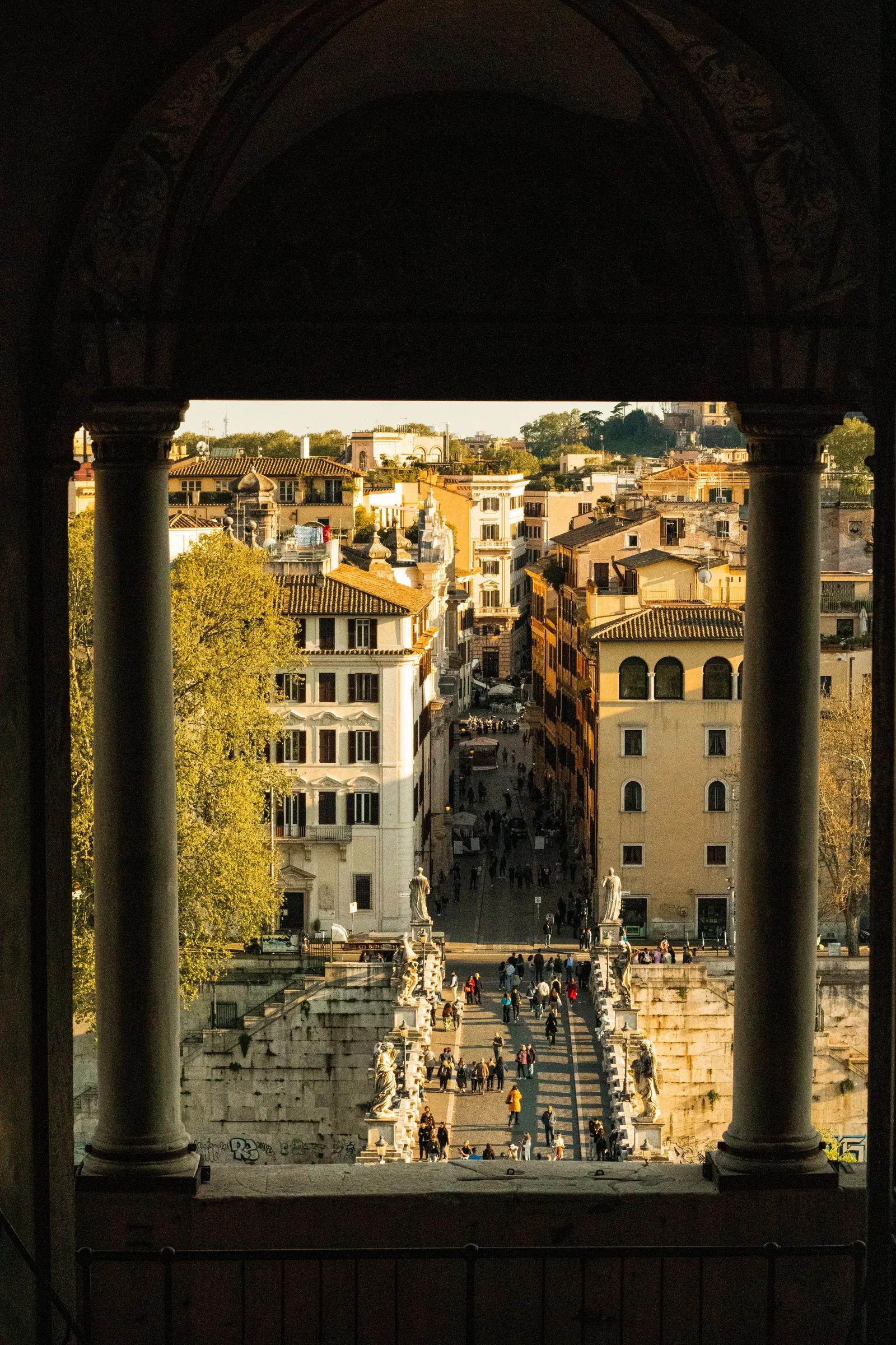 Scorcio di Roma incorniciato da un portale antico