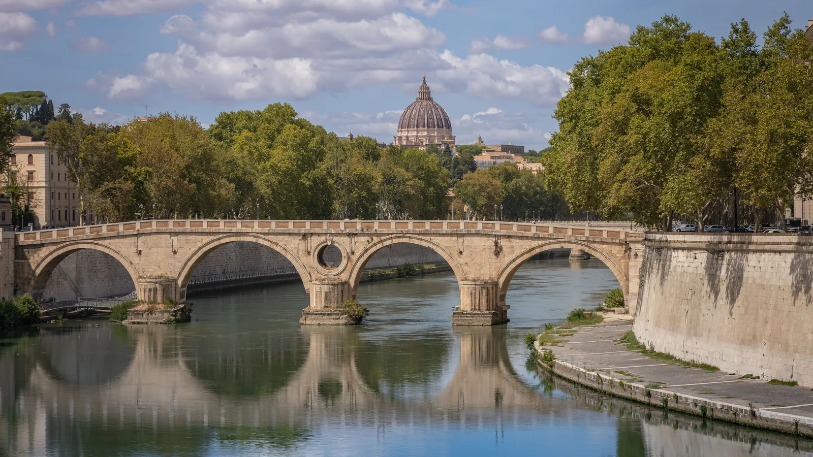 Ponte sul Tevere con la cupola di San Pietro sullo sfondo