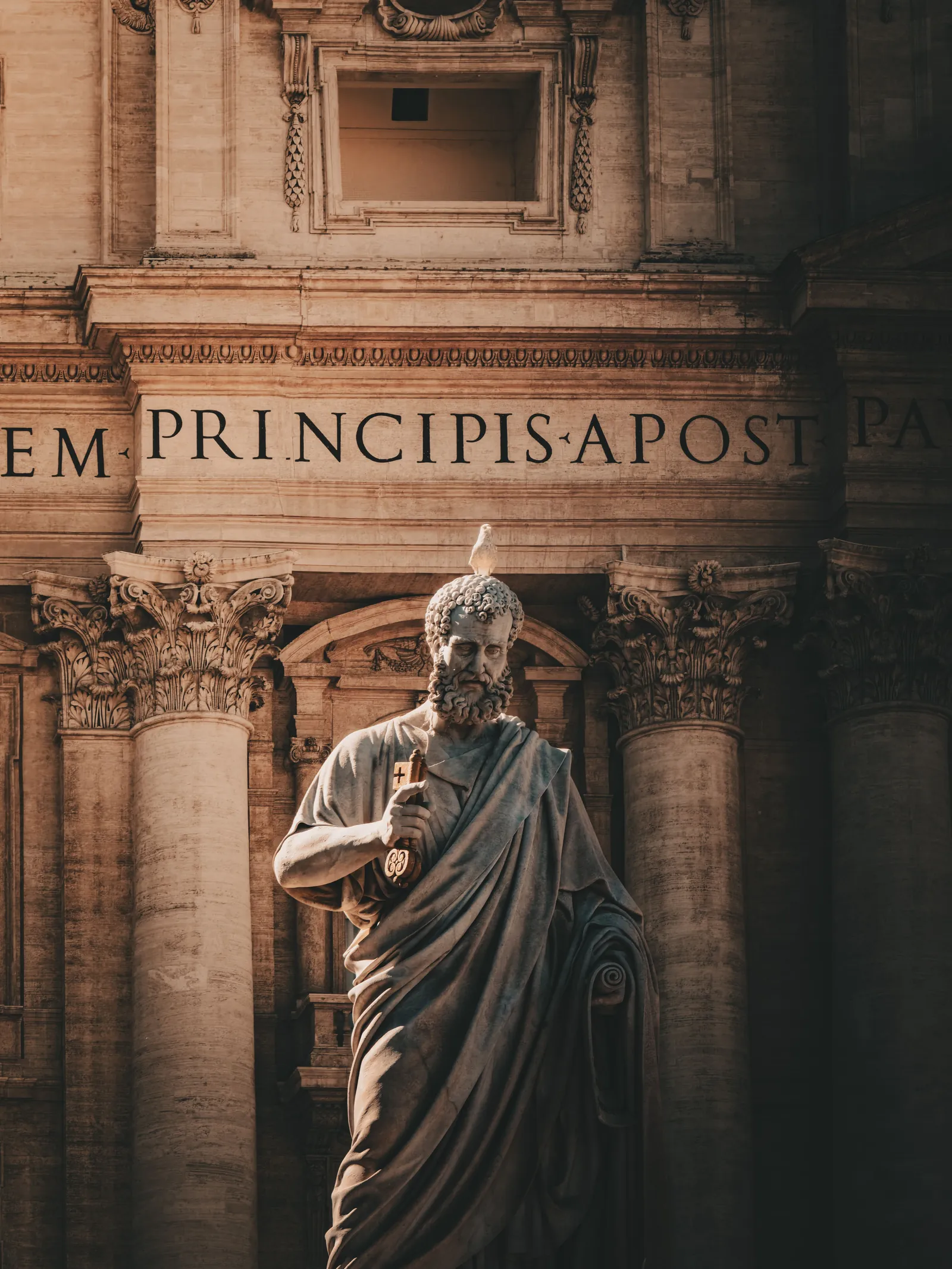 Statua e iscrizione antica a Roma