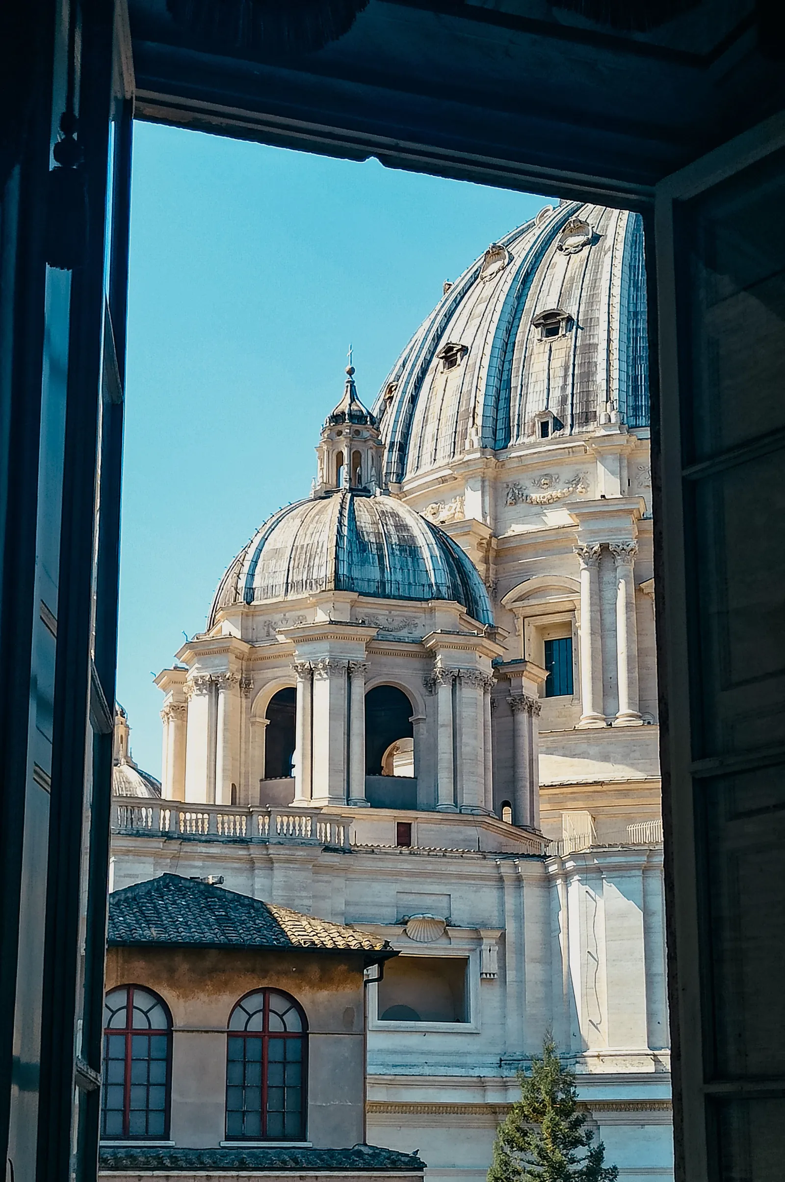Scorcio di Roma incorniciato da una finestra antica
